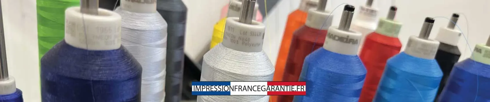 Bobines de fils de broderie industrielle de différentes couleurs